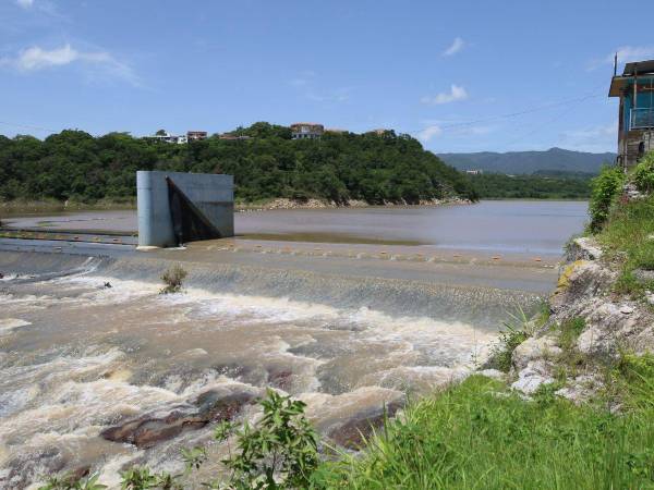 Desde hace varias semanas la represa Los Laureles está rebosando su nivel, aún no se utiliza la cortina inflable, ya que falta parte del invierno y con las fuertes crecidas arrastra todo tipo de material que puede causar daños.