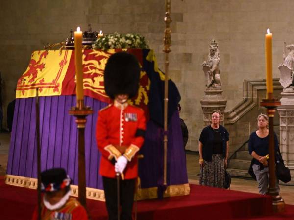 Por cinco días consecutivos, el féretro de la reina Isabel II fue velado en Westminster Hall. Miles de personas hicieron fila para darle el último adiós a la monarca.