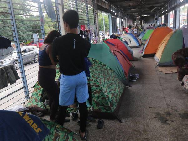 En condiciones precarias, los migrantes entrevistados venezolanos agradecieron las ayudas de los capitalinos de buen corazón y destacaron las atenciones médicas y de comida de la Fuerza Aérea.