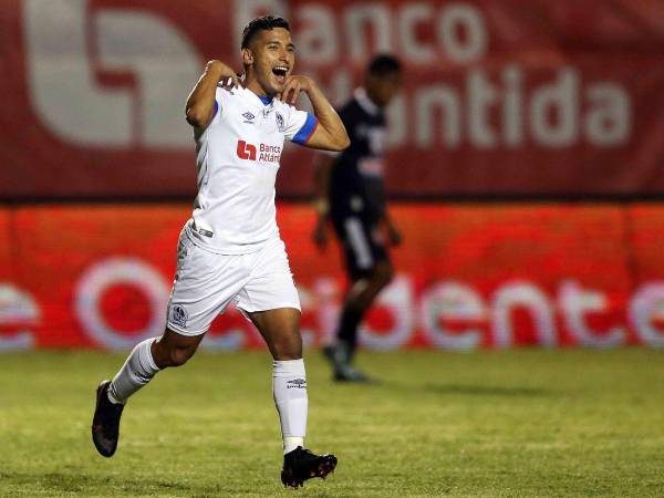 El hondureño Mario Pinto fuera del partido contra Jamaica.