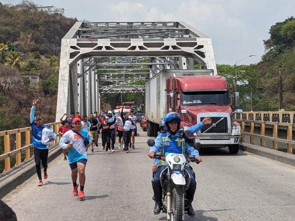 Esta tarde, junto a sus padres, que lo acompañarán durante los primeros kilómetros, el influencer japonés comenzó la larga carrera, rodeado de seguidores.