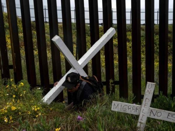 La deportación hace vulnerables a los migrantes ante la pandemia y los convierte en los 'invisibles de las políticas sociales y humanitarias' de las tres naciones. Foto: AFP.