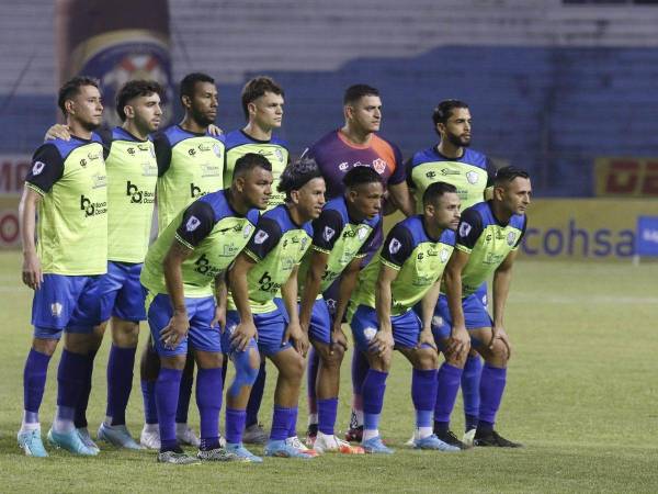 Óscar Almendarez y el Olancho FC están a las puertas de la gran final tras vencer 2-0 a Real España en el Olímpico.