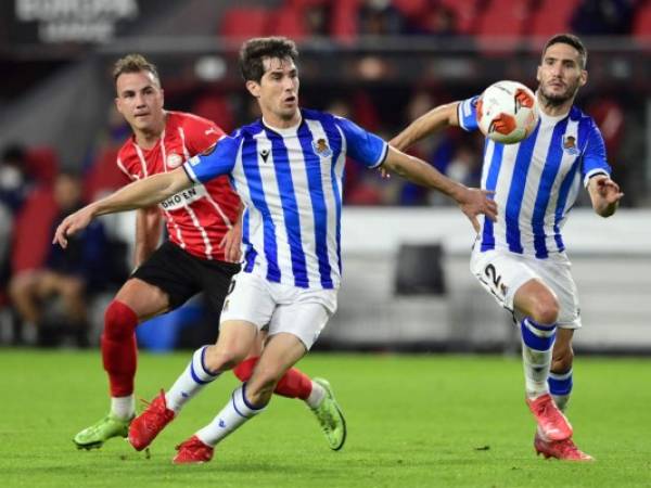 Aritz Elustondo (C) de la Real Sociedad y Joseba Zaldua (R) de la Real Sociedad lucha por el balón con Mario Gotze (L) del PSV Eindhoven durante el partido de fútbol del Grupo B de la UEFA Europa League entre el PSV Eindhoven y la Real Sociedad en el estadio Phillips de Eindhoven.