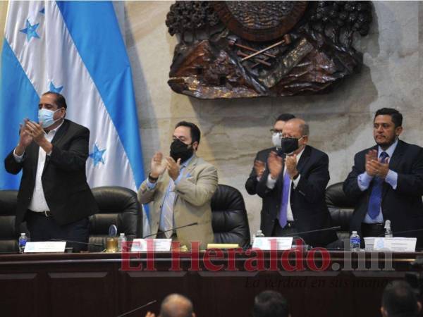 En medio de aplausos y de pie, los diputados celebraron anoche la definitiva abrogación de la “Ley de secretos oficiales”, cuyo articulado sufrió modificaciones en su totalidad respecto al dictamen original.