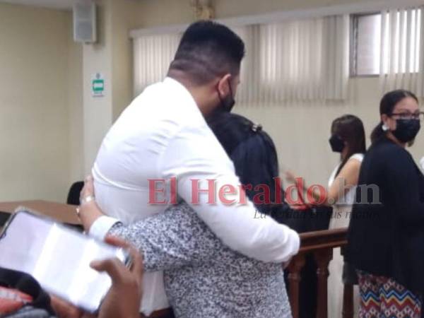 Momento en que Kevin abraza a su madre dentro de la sala II del Tribunal de Sentencias.