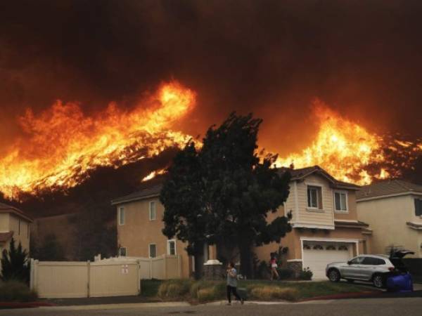 Al menos ocho casas fueron destruidas y seis dañadas en el área de Los Ángeles, dijeron los bomberos. Foto: AP