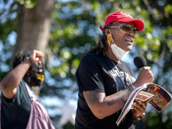 Andrea Jenkins, vicepresidenta del Consejo Municipal de Minneapolis, habla con miembros de la comunidad durante un encuentro en Powderhorn Park, Minneapolis. (Jerry Holt/Star Tribune vía AP)