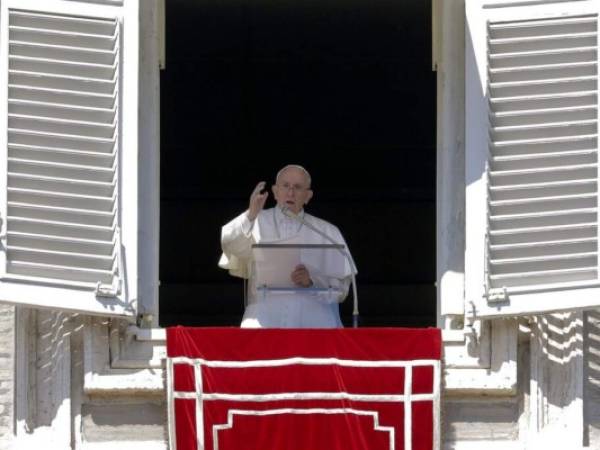 El papa Francisco ofrece una bendición desde la ventana de su estudio con vista a la Plaza de San Pedro. (Foto: AP)