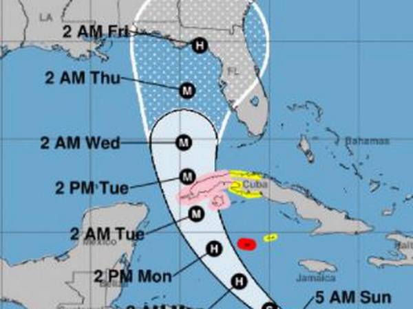 El Centro Nacional de Huracanes en Miami dijo que se espera que Ian se intensifique rápidamente y se convierta en huracán este domingo.