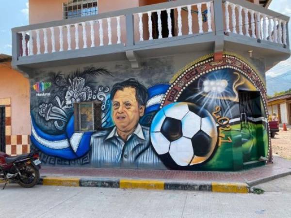 El mural fue realizado por el Colectivo Cadejo y está conformado por seis artistas del pincel bajo la dirección del muralista Ney Fernández.