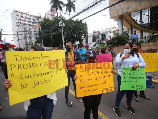 Los miles de maestros siguen a la espera de un régimen especial que les permitirá integrarse al sistema educativo público.