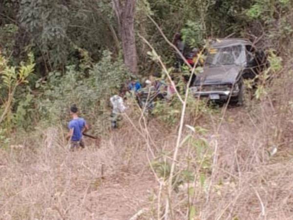 El vehículo cayó a una hondonada debido a presuntos desperfectos mecánicos que ocasionaron que el conductor perdiera el control.