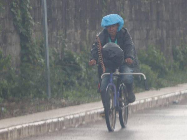 Un descenso en las temperaturas y lluvias se han sentido en el litoral atlántico del país a raíz del frente frío que afecta al país. A continuación las condiciones que imperan en la ciudad de La Ceiba.