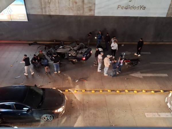 Conductor cae con todo y vehículo a túnel del Juan Pablo II en la capital