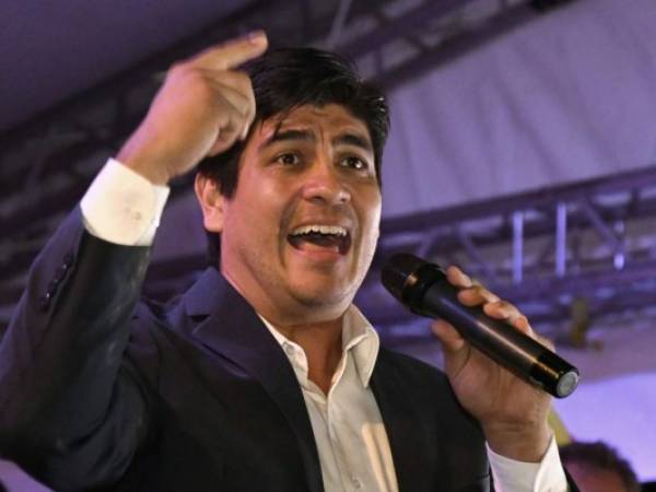 Carlos Alvarado se casó con su novia del colegio, Claudia Dobles, con quien tiene un hijo, Gabriel. Foto: AFP