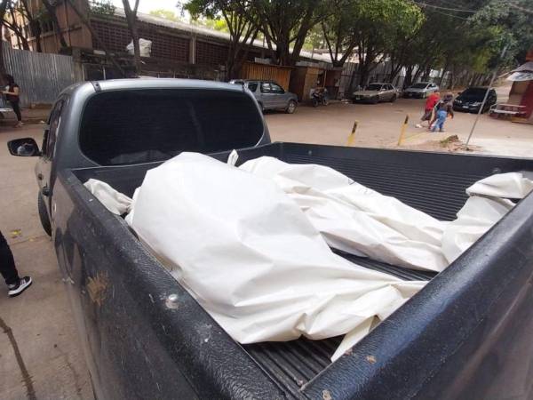 Dentro de estas bolsas fueron colocados los cuerpos de la madre y su hijo para ser llevados a la morgue en la capital de Honduras.