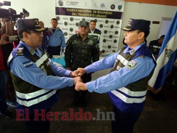 El subcomisionado Eduardo Antonio Turcios Andrade (izquierda) momentos en que recibía el mando de la Fuerza de Seguridad del Transporte por parte del también subcomisionado Farid Edgardo Allan Zúniga (derecha). Foto: Jimmy Argueta / EL HERALDO.