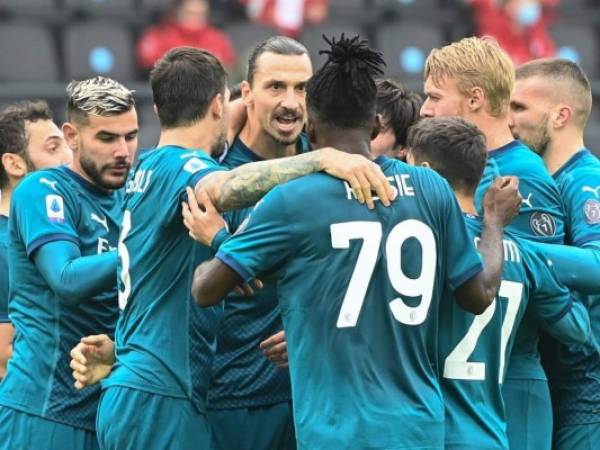 El delantero sueco del AC Milan, Zlatan Ibrahimovic (C), celebra con sus compañeros de equipo después de anotar durante el partido de fútbol de la Serie A italiana entre el Udinese y el AC Milan en el Estadio Friuli, alias 'Dacia Arena' en Udine el 1 de noviembre de 2020. Foto: Agencia AFP.