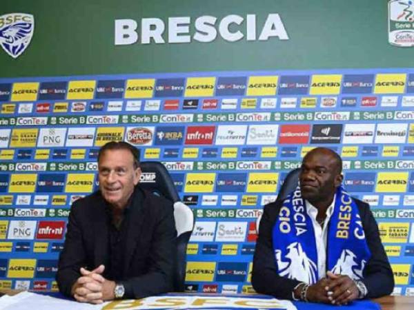 Massimo Cellino en la presentación de David Suazo con el Brescia.