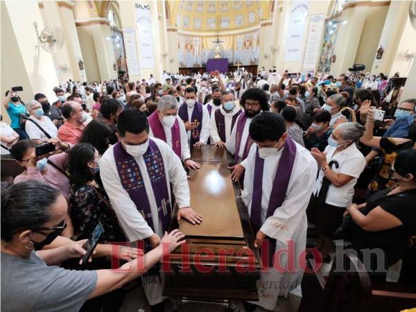 Momento en que era sacado el féretro de la parroquia San José.