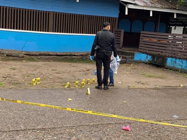 Luego de cometer un asesinato en El Barrio La Isla de La Ceiba, Atlántida, dos pandilleros a bordo de una motocicleta fueron ubicados por la policía sin embargo al verse descubiertos estos enfrentaron a tiros a los uniformados para tratar de huir. En la persecución, uno de los pandilleros murió abatido mientras que el otro resultó herido tras chocar contra un árbol. Esto se conoce tras el violento incidente que dejó dos muertes y una aprehensión.