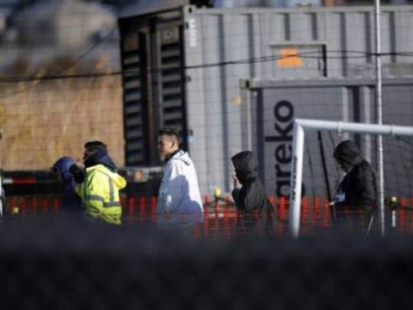 En esta fotografía, adolescentes migrantes caminan dentro de un centro de detención en Tornillo, Texas. (Foto: Archivo AP)