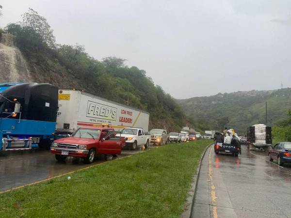 Lluvias azotan la capital y dejan varias vías inundadas este martes