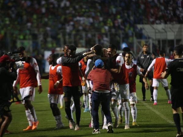 El León apeló a su casta y grandeza y en un cierre no apto para cardíacos se consagró campeón en una gran final que pasará para la historia.