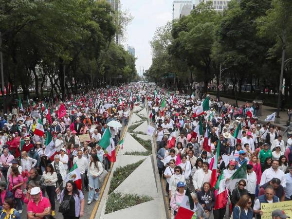 Miles de trabajadores, estudiantes universitarios e integrantes de la oposición se congregaron este domingo en el Ángel de la Independencia para marchar hacia el Senado mexicano para intentar frenar la polémica reforma judicial que podría aprobarse en las próximas horas.