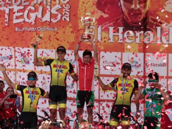 El guatemalteco Esdras Morales, con el maillot rojo, levanta el trofeo del primer lugar de Quinta Vuelta Ciclística de EL HERALDO, foto: Juan Salgado.