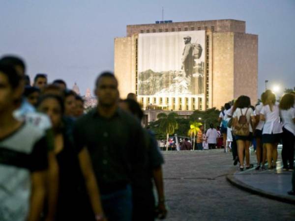 Tras los dos días de tributo y compromiso de la población con los ideales revolucionarios, las cenizas del fallecido comandante partirán en una procesión de tres días. Foto: AP