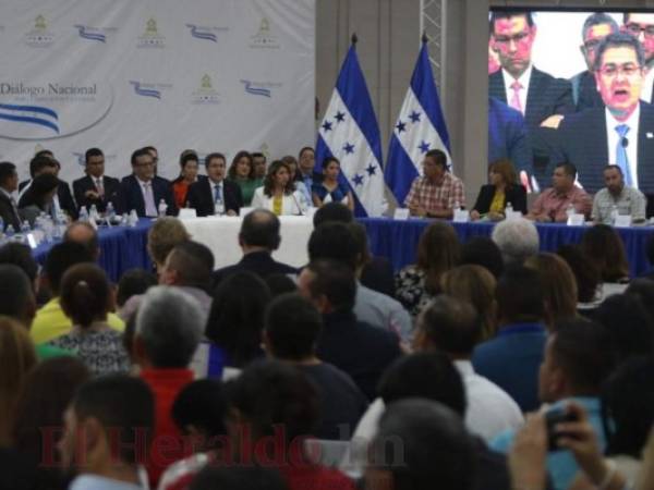 Momento en el que comenzó la instalación de la mesa de diálogo, liderada por el presidente hondureño Juan Orlando Hernández. (Fotos: Alex Pérez / EL HERALDO)