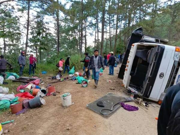 Hasta el momento se desconoce si el bus sufrió algún desperfecto mecánico o si hubo algún otro vehículo involucrado.