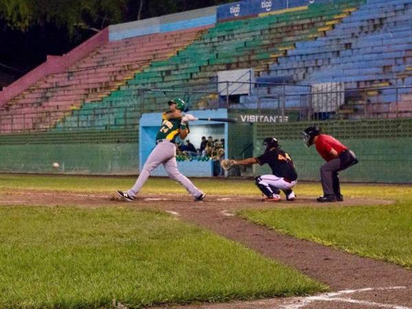 Los amantes del llamado rey de los deportes manifiestan que en la acualidad las autoridades encargadas de las instalaciones deportivas del país prestan los parques de pelota para realizar actividades de otra índole, lo cual daña el estado de la cancha para la práctica del deporte de los jonrones.