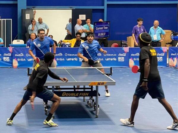 Por el grupo D en el tenis de mesa masculino los hondureños Guillermo Múñoz y Alfredo López perdieron ante Barbados Trevor Farley y Mark-Anthony Dowell por 3-0.