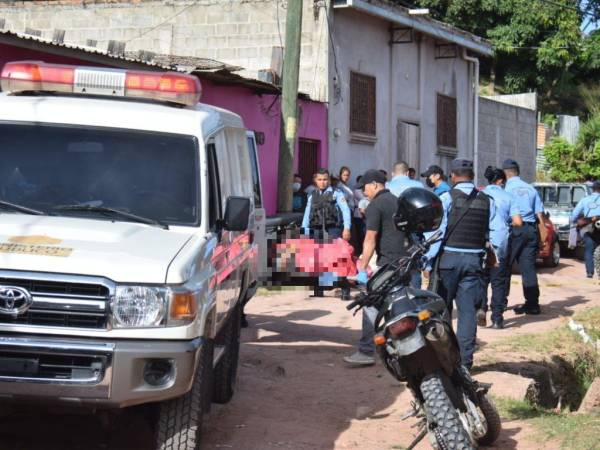 Las autoridades de la Policía Nacional llegaron hasta el lugar para resguardar la escena.