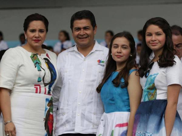 El expresidente junto a su esposa y dos de sus hijas en una imagen de archivo durante un evento cuando estaban en el poder.