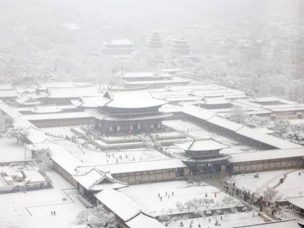 El Palacio Gyeongbok está cubierto de nieve en medio de una fuerte nevada en el centro de Seúl, Corea del Sur, el 27 de noviembre de 2024.