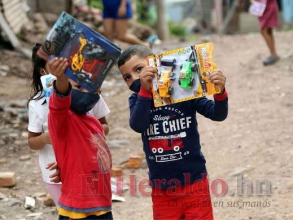 Más de 60 niños y niñas recibieron los juguetes donados por personas y empresas colaboradoras. Foto: Alex Pérez/El Heraldo