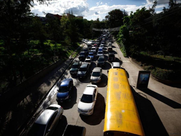 Para mitigar la carga vehicular en el Distrito Central, la Alcaldía le apuesta a un paquete de medidas de alivio durante diciembre. En enero volverán a realizar una encuesta para aplicar el “Hoy no circula”.