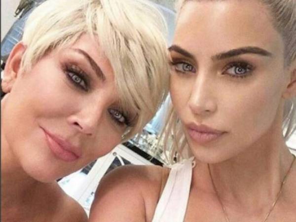 Kris y Kim posando para una selfie. La matriarca de la familia ha logrado que sus hijas ganen millones con cada uno de sus escándalos.