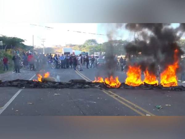 Pobladores se toman carretera a Olancho, exigiendo que se resuelva la falta de agua potable en San José y otras zonas aledañas.