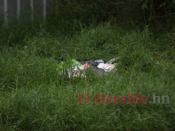 En la zona también fueron encontradas varias bolsas de color negro y sobre una de ellas pegada una fotografía de una persona joven.