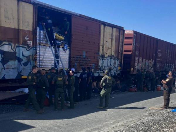 La Patrulla Fronteriza halló los migrantes dentro del vagón.