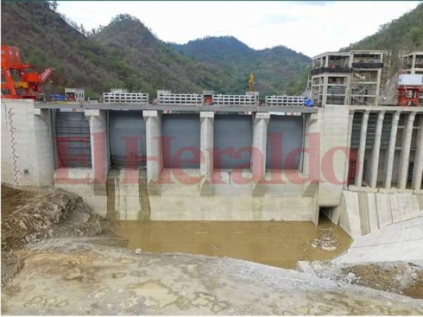 Las gigantescas cortinas del embalse están completamente instaladas.