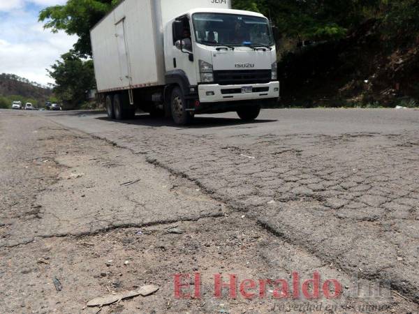 En los tiempos lluviosos y cuando la represa deja salir el agua, los pobladores se ven forzados a utilizar cuerdas para cruzar el río.