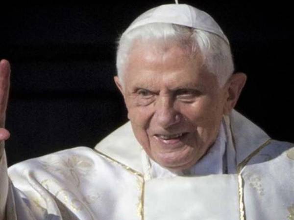 Al parecer la falsa cuenta fue creada por un periodista italiano de nombre Tommasso Debenedetti quien publicó que el papa emérito Benedicto XVI, ex líder de la Iglesia católica, había muerto.