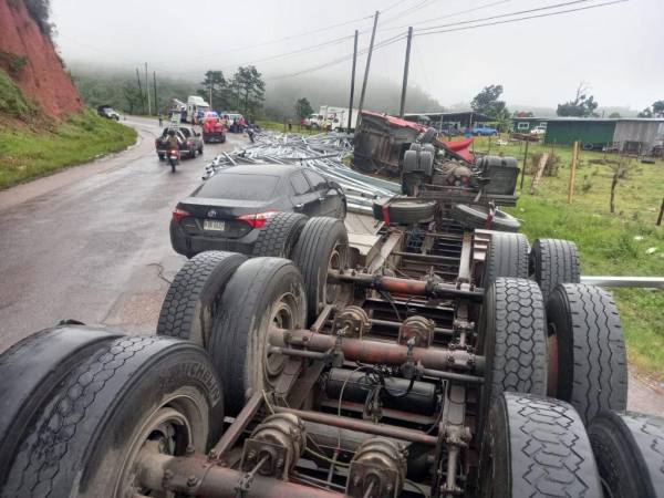 La rastra y las canaletas quedaron a un lado de la calle. Producto de una rápida maniobra el automotor terminó volcado.