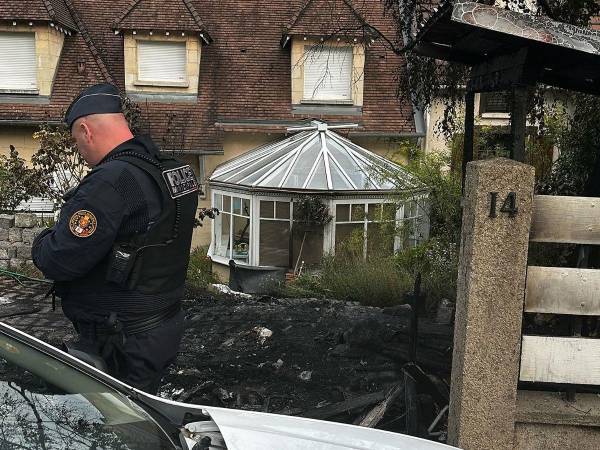 La esposa y uno de sus dos hijos pequeños resultaron levemente heridos durante el ataque.